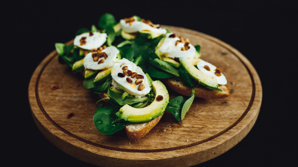pyszne kanapki z awokado i mozarella